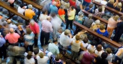 Congregaţia unei biserici - imagine preluată de pe christianheadlines.com